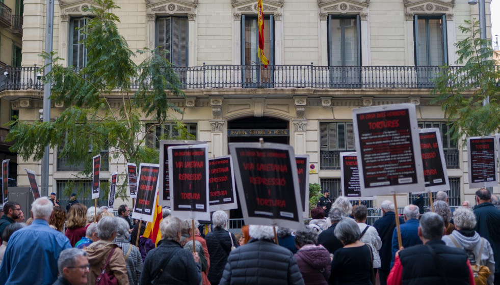 Archivo - Manifestantes piden el traslado de la Jefatura de Policía de Via Laietana