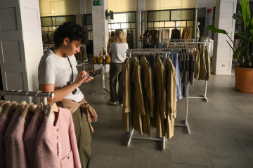 Archivo - Interior de una tienda de ropa en Santander durante el apagón, a 28 de abril de 2025, en Santander, Cantabria (España).