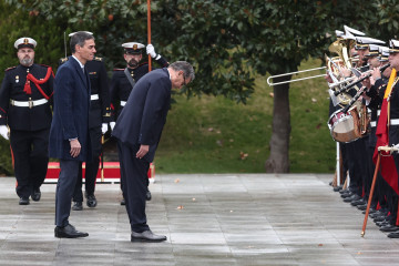 El presidente del Gobierno, Pedro Sánchez (i), recibe al primer ministro de Marruecos, Aziz Akhannouch (d), en el Palacio de La Moncloa, a 4 de diciembre de 2025, en Madrid (España).