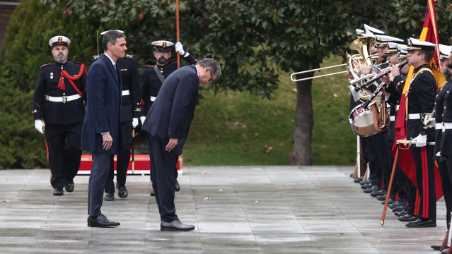 El presidente del Gobierno, Pedro Sánchez (i), recibe al primer ministro de Marruecos, Aziz Akhannouch (d), en el Palacio de La Moncloa, a 4 de diciembre de 2025, en Madrid (España).