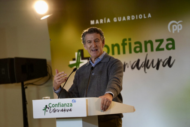 El presidente del Partido Popular, Alberto Núñez Feijóo, durante un mitin del PP, a 4 de diciembre de 2025, en Don Benito, Badajoz, Extremadura (España). El mitin se enmarca dentro de la precampaña electoral para las elecciones a la Junta de Extremadura q