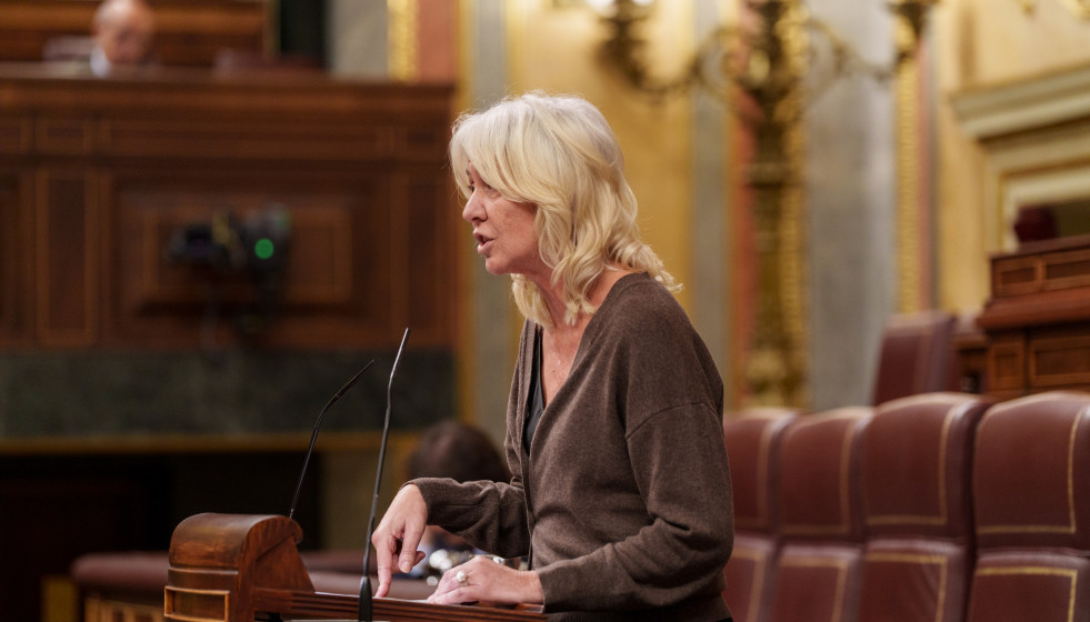 La ponente de  Junts, Marta Madrenas, en una sesión plenaria