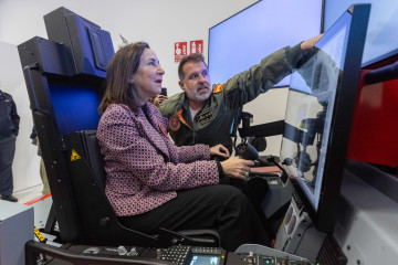 La ministra de Defensa, Margarita Robles, asiste a una demostración de una misión de vuelo en el simulador basado en la aeronave 'Pilatus' PC-21