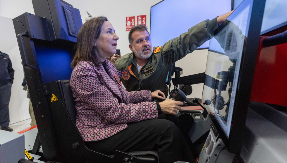 La ministra de Defensa, Margarita Robles, asiste a una demostración de una misión de vuelo en el simulador basado en la aeronave 'Pilatus' PC-21