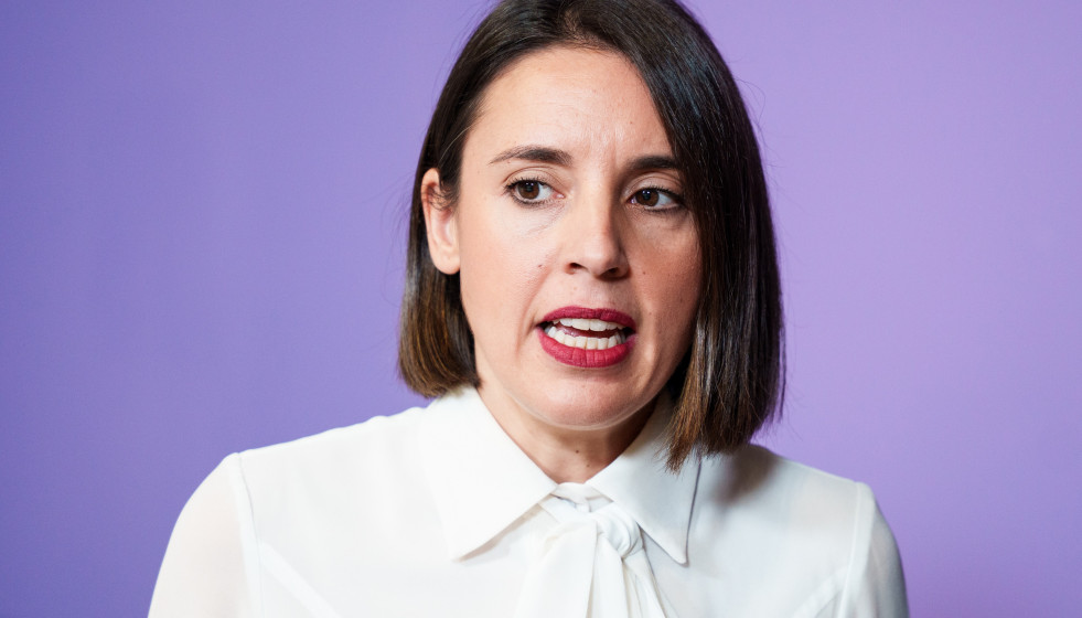 La secretaria política de Podemos, Irene Montero, atiende a los medios antes de un acto de Podemos, a 7 de noviembre de 2025, en Madrid (España). Los dirigentes de Podemos han participado en un acto