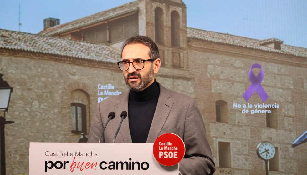 El secretario de Organización del PSOE de Castilla-La Mancha, Sergio Gutiérrez, en rueda de prensa.