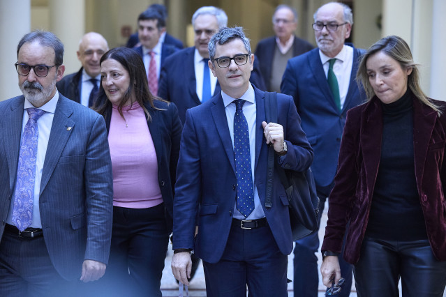 El ministro de la Presidencia, Justicia y Relaciones con las Cortes, Félix Bolaños (c), a su llegada a la Comisión de Justicia, en el Senado, a 4 de diciembre de 2025, en Madrid (España).