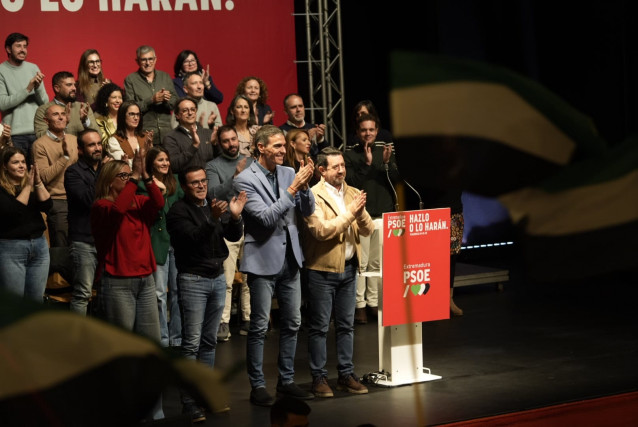 El candidato del PSOE a la Presidencia de la Junta, Miguel Ángel Gallardo, en un acto electoral en Plasencia junto al secretario general del PSOE y presidente del Gobierno, Pedro Sánchez