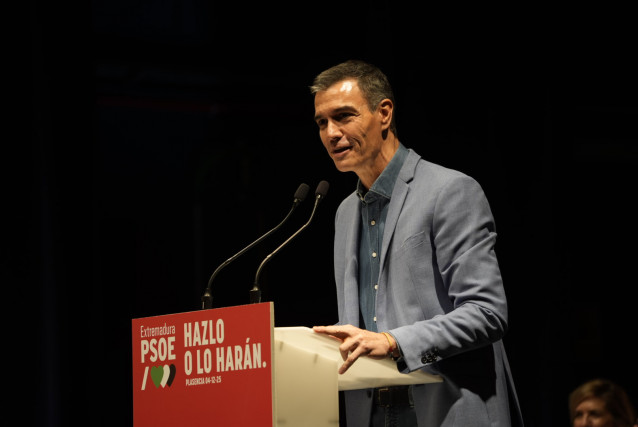 El presidente del Gobierno, Pedro Sánchez, interviene durante un acto del partido, a 4 de diciembre de 2025, en Plasencia, Extremadura (España).