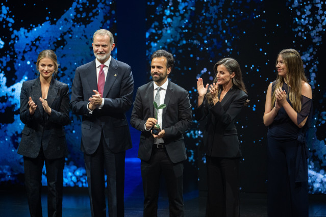 Archivo - Los Reyes, la princesa Leonor, la infanta Sofía y el ganador del Premio Princesa de Girona Investigación 2025 Antoni Forner-Cuenca,  en el Gran Teatre del Liceu, a 23 de julio de 2025, en Barcelona, Cataluña (España).