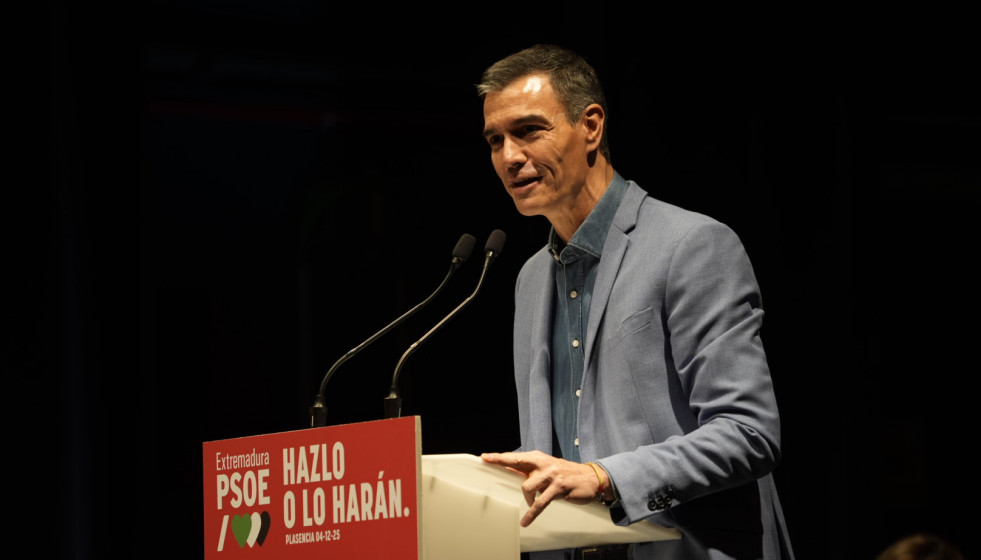 El presidente del Gobierno, Pedro Sánchez, interviene durante un acto del partido, a 4 de diciembre de 2025, en Plasencia, Extremadura (España).
