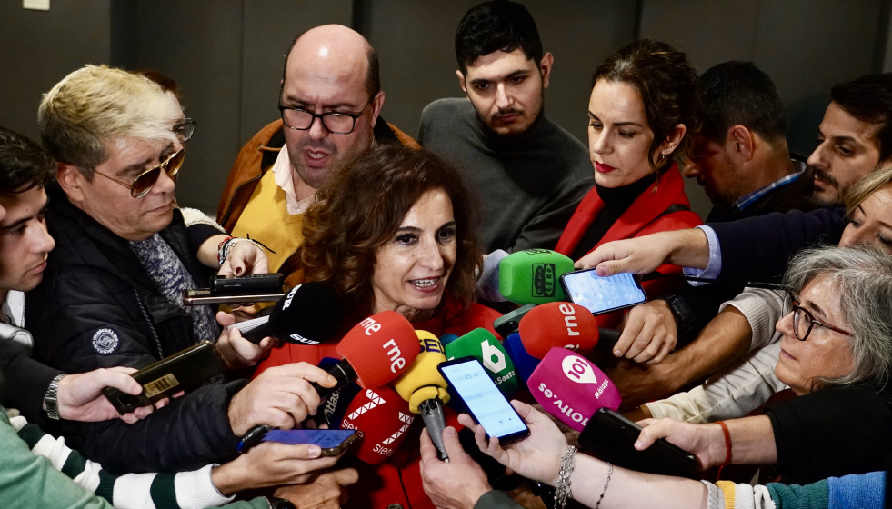 La secretaria general del PSOE-A, María Jesús Montero atiende a los medios de comunicación en Málaga.