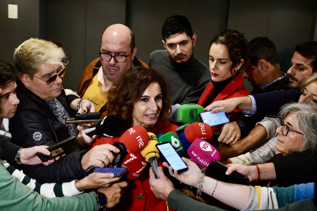 La secretaria general del PSOE-A, María Jesús Montero atiende a los medios de comunicación en Málaga.