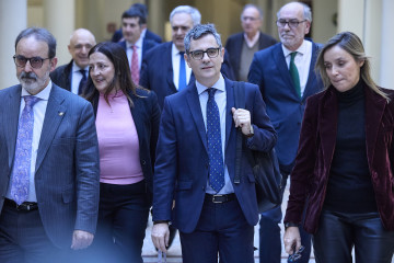 El ministro de la Presidencia, Justicia y Relaciones con las Cortes, Félix Bolaños (c), a su llegada a la Comisión de Justicia, en el Senado, a 4 de diciembre de 2025, en Madrid (España).