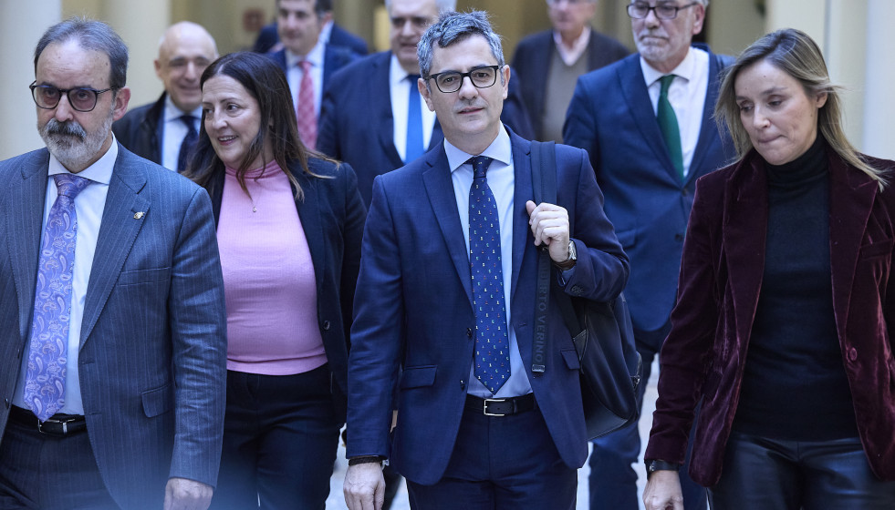 El ministro de la Presidencia, Justicia y Relaciones con las Cortes, Félix Bolaños (c), a su llegada a la Comisión de Justicia, en el Senado, a 4 de diciembre de 2025, en Madrid (España).