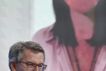 Archivo - El presidente del PP, Alberto Núñez Feijóo, con la fotografía de la líder opositora de Venezuela María Corina Machado