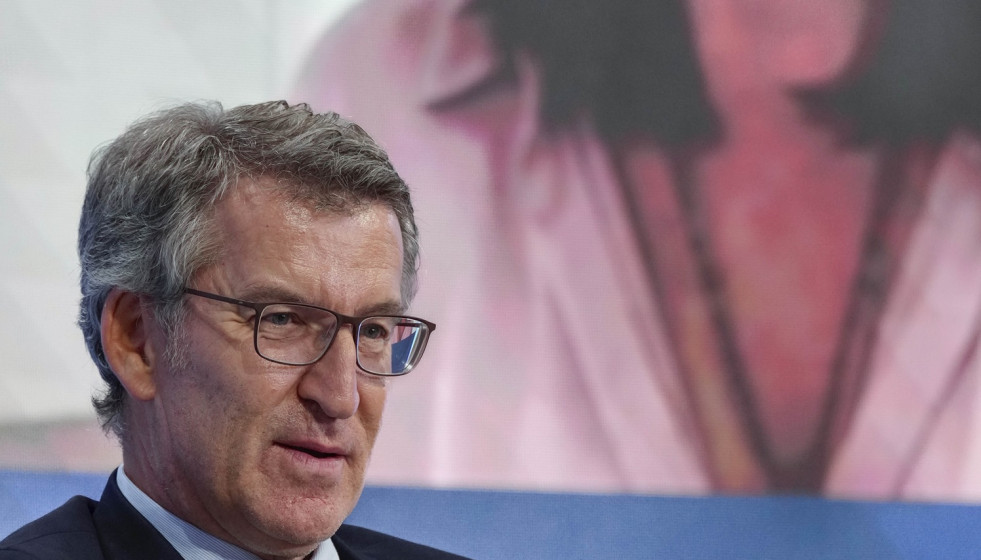 Archivo - El presidente del PP, Alberto Núñez Feijóo, con la fotografía de la líder opositora de Venezuela María Corina Machado