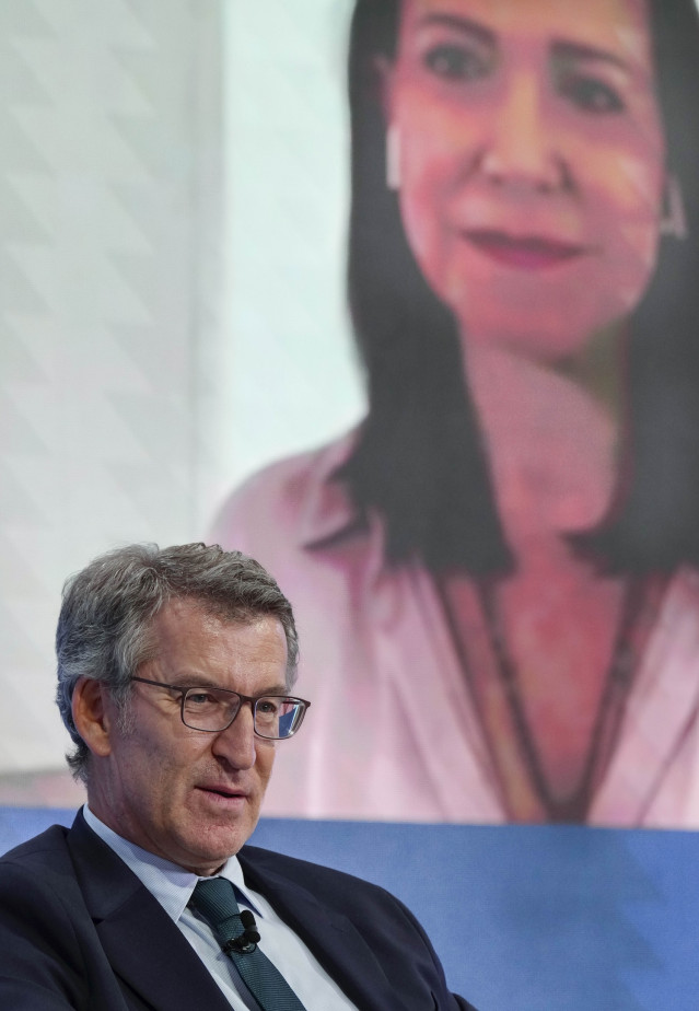 Archivo - El presidente del PP, Alberto Núñez Feijóo, con la fotografía de la líder opositora de Venezuela María Corina Machado