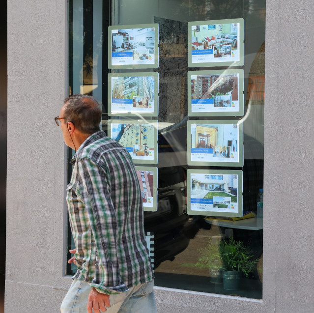 Archivo - Escaparate de una inmobiliaria