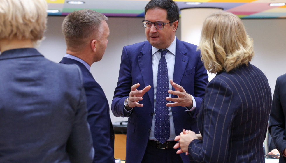 El ministro Óscar López conversa con otros ministros de Telecomunicaciones europeos en los márgenes de un Consejo de la UE en Bruselas.