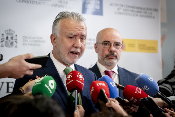 El ministro de Política Territorial, Ángel Víctor Torres, y el delegado del Gobierno en la Comunidad de Madrid, Francisco Martín Aguirre, durante el acto de conmemoración del 47º aniversario de 