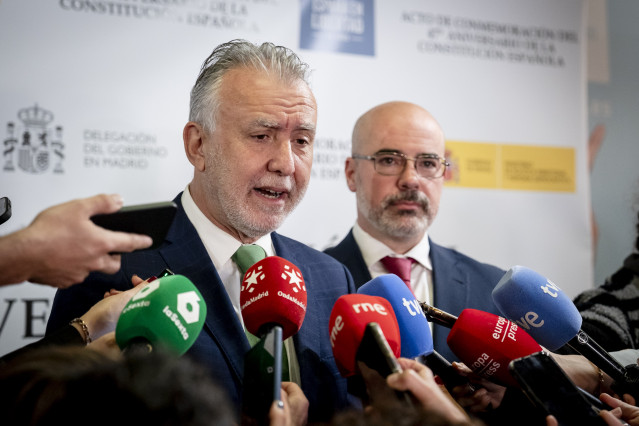 El ministro de Política Territorial, Ángel Víctor Torres, y el delegado del Gobierno en la Comunidad de Madrid, Francisco Martín Aguirre, durante el acto de conmemoración del 47º aniversario de la Constitución Española.