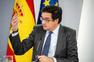 El ministro de Transformación Digital y Función Pública, Óscar López, durante una rueda de prensa tras el Consejo de Ministros, en el Complejo de la Moncloa, a 2 de diciembre de 2025.