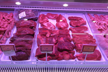 Archivo - Precios, IPC, inflación, consumo, ensalada, ensaladas, carne, carnes, comprar, comprando, supermercado, mercado