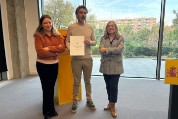 El coordinador del Área Pública de CCOO, Lucho Palazzo, posa con el acuerdo para la mejora de las condiciones laborales de los empleados públicos en el Ministerio de Función Pública