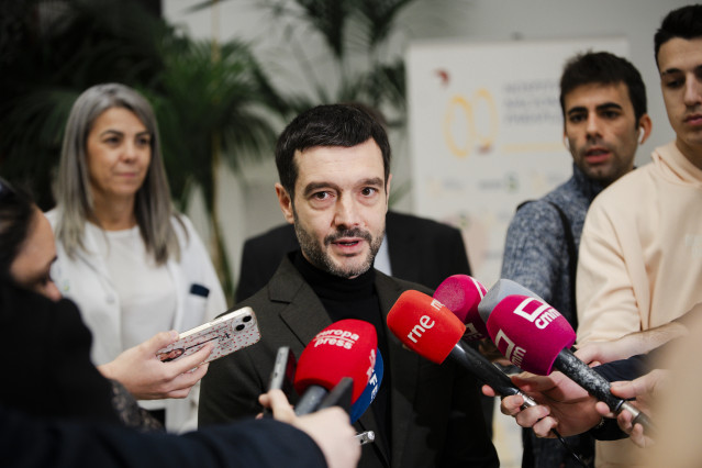 El ministro de Derechos Sociales, Consumo y Agenda 2030, Pablo Bustinduy, visita el Hospital Nacional de Parapléjicos.