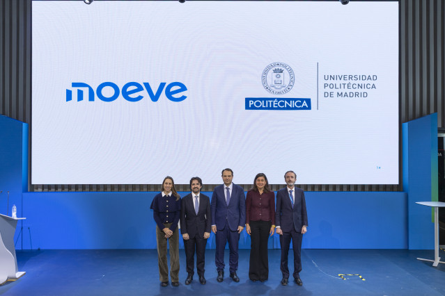 Los directivos de Moeve junto a miembros de la Universidad Politécnica de Madrid tras el acuerdo para crear la Cátedra de Innovación en Moléculas Verdes.