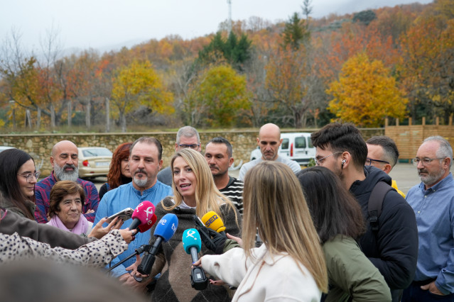 La candidata del PP a la reelección a la Presidencia de la Junta atiende a los medios en Hervás