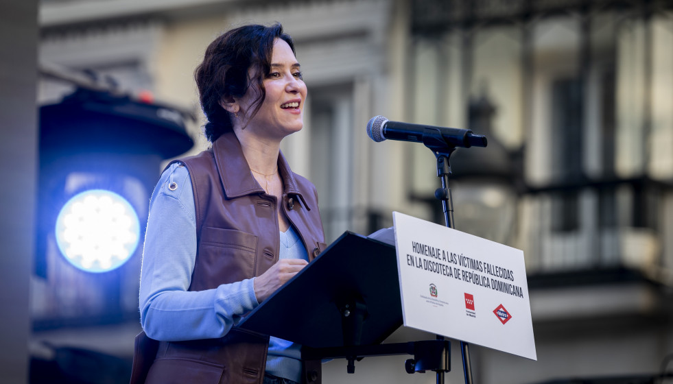 Archivo - La presidenta de la Comunidad de Madrid, Isabel Díaz Ayuso, durante un acto para homenajear a las víctimas de la discoteca de la República Dominicana, en la Puerta del Sol, a 8 de mayo de