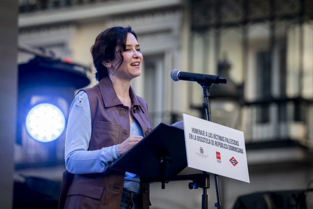 Archivo - La presidenta de la Comunidad de Madrid, Isabel Díaz Ayuso, durante un acto para homenajear a las víctimas de la discoteca de la República Dominicana, en la Puerta del Sol, a 8 de mayo de 2025,