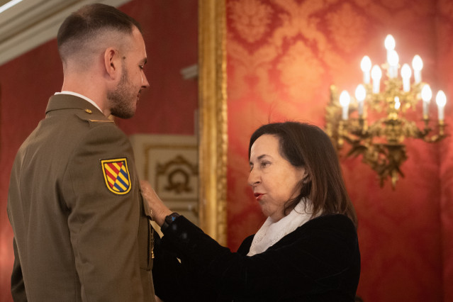 La ministra de Defensa, Margarita Robles, durante el acto de imposición de condecoraciones, en el Cuartel General del Ejército de Tierra, a 5 de diciembre de 2025, en Madrid (España).