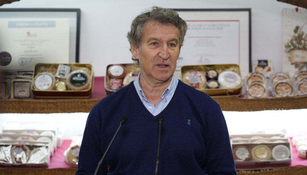 El presidente del PP, Alberto Núñez Feijóo, atiende a los medios tras la visita a la fábrica de Quesos del Casar, a 5 de diciembre de 2025, en Casar de Cáceres, Cáceres, Extremadura (España).