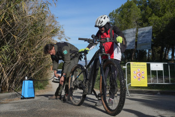 Un efectivo de Agents Rurals desinfecta una bicicleta en un entorno natural de Barberà del Vallès (Barcelona) por la PPA.
