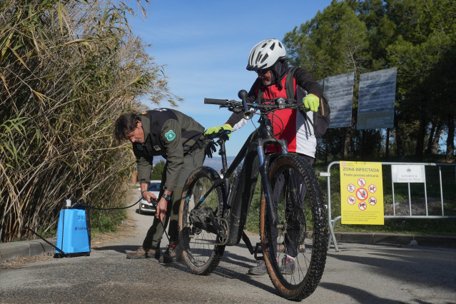 Un efectivo de Agents Rurals desinfecta una bicicleta en un entorno natural de Barberà del Vallès (Barcelona) por la PPA.