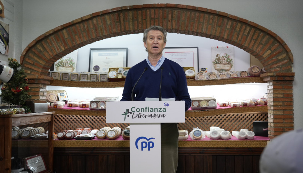El presidente del PP, Alberto Núñez Feijóo, atiende a los medios tras la visita a la fábrica de Quesos del Casar, a 5 de diciembre de 2025, en Casar de Cáceres, Cáceres, Extremadura (España). L