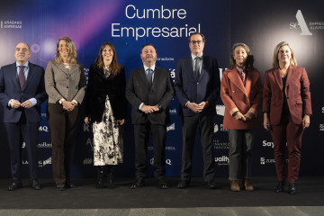 La alcaldesa de Vitoria-Gasteiz, Maider Etxebarria, el presidente de SEA, Juan Antonio Sánchez, y el presidente de CEOE, Antonio Garamendi, durante la apertura de la cumbre empresarial 'Liderando en 