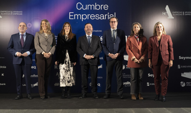 La alcaldesa de Vitoria-Gasteiz, Maider Etxebarria, el presidente de SEA, Juan Antonio Sánchez, y el presidente de CEOE, Antonio Garamendi, durante la apertura de la cumbre empresarial 'Liderando en incertidumbre', en el Gran Hotel Lakua, a 5 de diciembre