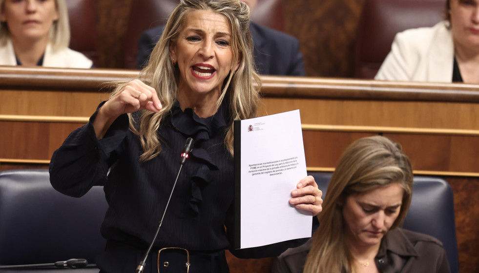 La vicepresidenta segunda y ministra de Trabajo y Economía Social, Yolanda Díaz, interviene durante una sesión de control al Gobierno, en el Congreso de los Diputados, a 26 de noviembre de 2025, en