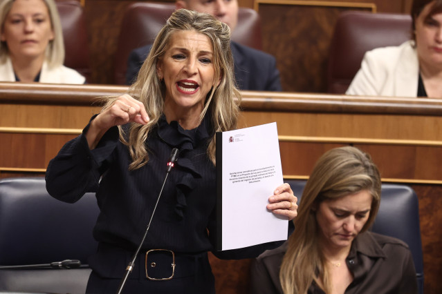 La vicepresidenta segunda y ministra de Trabajo y Economía Social, Yolanda Díaz, interviene durante una sesión de control al Gobierno, en el Congreso de los Diputados, a 26 de noviembre de 2025, en Madrid (España).