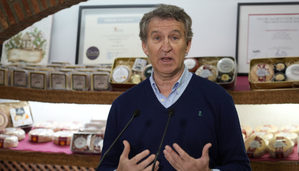 El presidente del PP, Alberto Núñez Feijóo, atiende a los medios tras la visita a la fábrica de Quesos del Casar, a 5 de diciembre de 2025, en Casar de Cáceres, Cáceres, Extremadura (España).