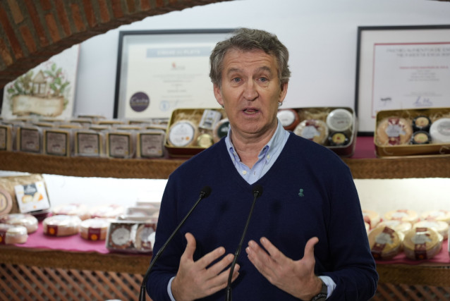 El presidente del PP, Alberto Núñez Feijóo, atiende a los medios tras la visita a la fábrica de Quesos del Casar, a 5 de diciembre de 2025, en Casar de Cáceres, Cáceres, Extremadura (España).