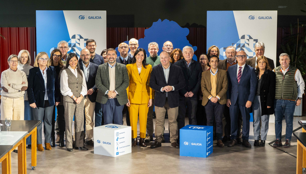 El secretario general del PP, Miguel Tellado, y la número dos del PP gallego, Paula Prado, junto a los diputados y senadores del PP por Galicia