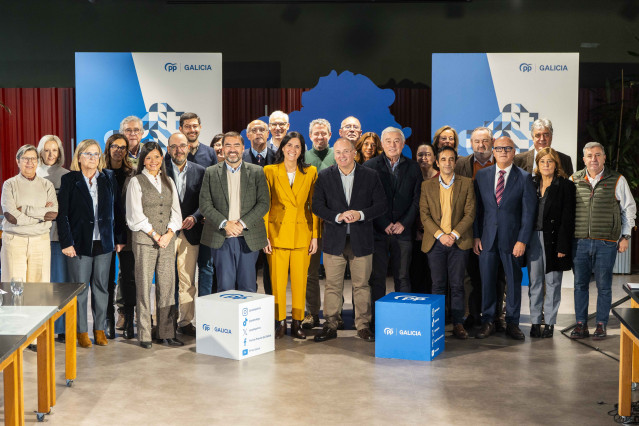 El secretario general del PP, Miguel Tellado, y la número dos del PP gallego, Paula Prado, junto a los diputados y senadores del PP por Galicia