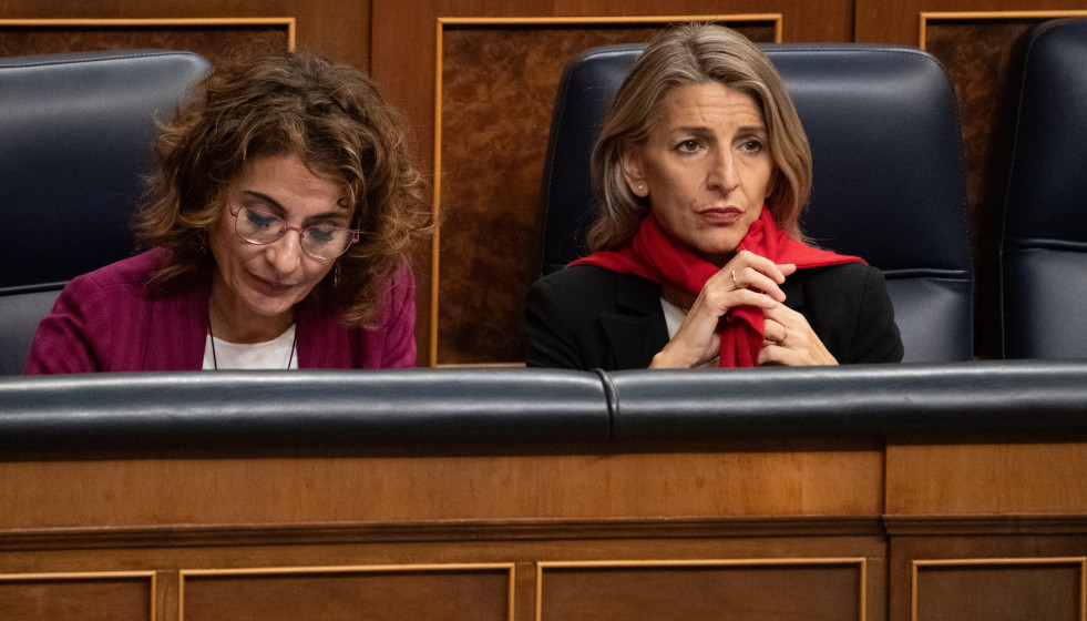 La vicepresidenta primera y ministra de Hacienda, María Jesús Montero (i), y la vicepresidenta segunda y ministra de Trabajo, Yolanda Díaz (d), durante una sesión plenaria, en el Congreso de los D