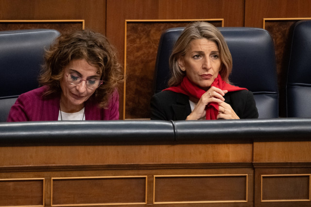 La vicepresidenta primera y ministra de Hacienda, María Jesús Montero (i), y la vicepresidenta segunda y ministra de Trabajo, Yolanda Díaz (d), durante una sesión plenaria, en el Congreso de los Diputados, a 27 de noviembre de 2025, en Madrid (España).