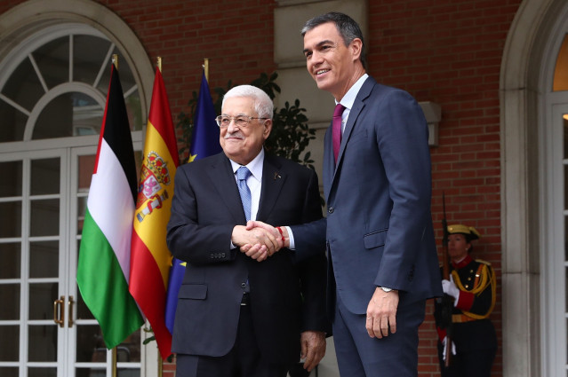 Archivo - El presidente de Palestina, Mahmoud Abbas y el jefe del Ejecutivo, Pedro Sánchez, en una reunión en Moncloa en septiembre de 2024.
